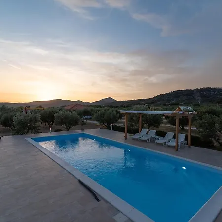 אוהל מפואר Kamp Marta 3*